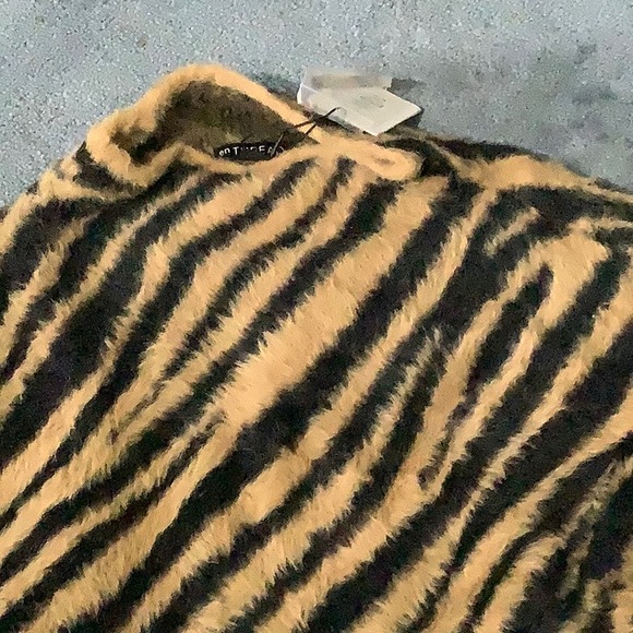 EN Thread Sweater - Picture 2 of 6